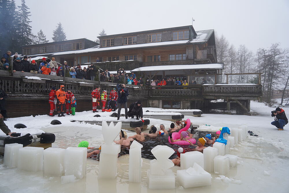 Eisbaden im Fichtelsee