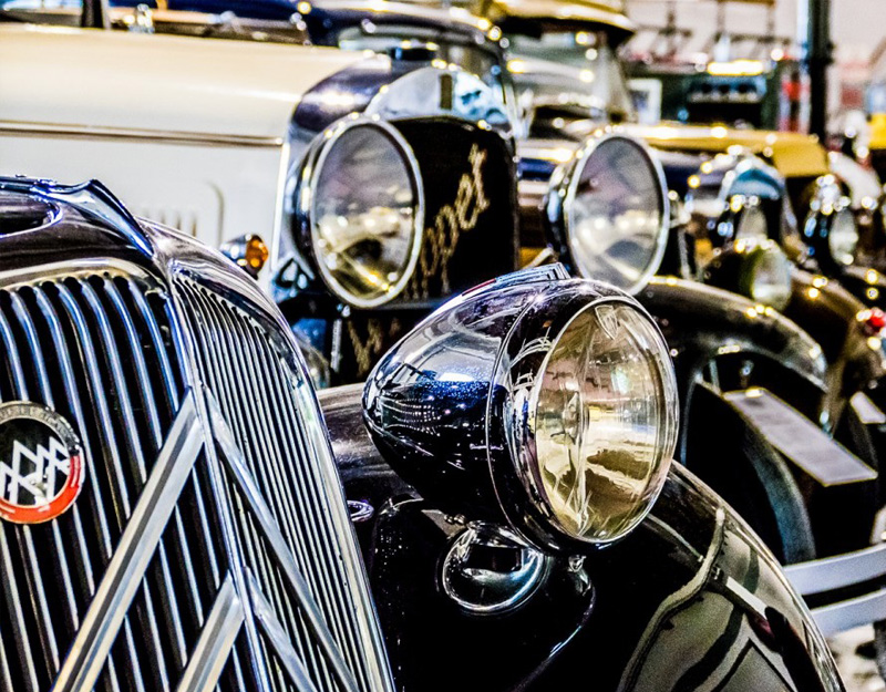 Historische Oldtimer im Automobilmuseum Fichtelberg.