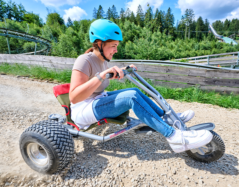 Mountaincart-Fahrerin auf Strecke am Ochsenkopf