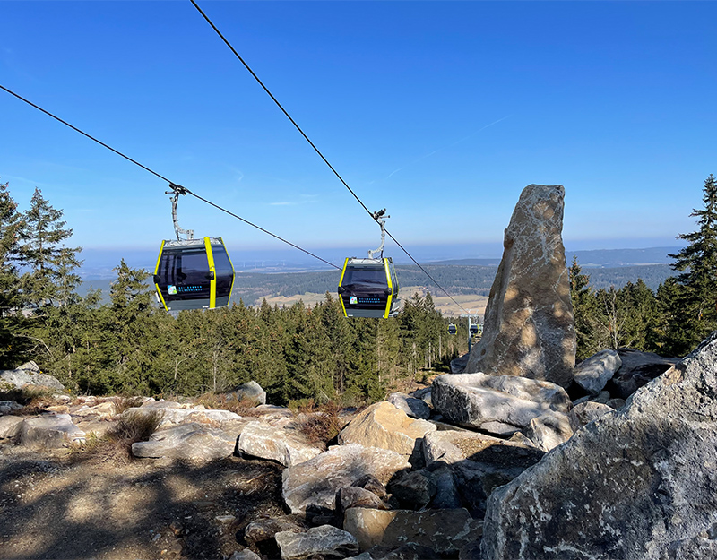 Seilbahn Ochsenkopf im Sommer über Felsenlandschaft