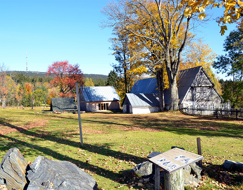 Übersicht über historische Gebäude in Grassemann im Herbst