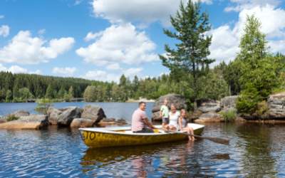 Familie beim Ruderbootfahren am Ufer des Fichtelsees