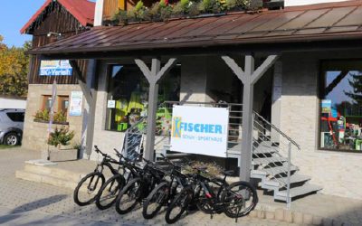 Sportgeschäft Fischer mit ausgestellten Fahrrädern vor dem Eingang.