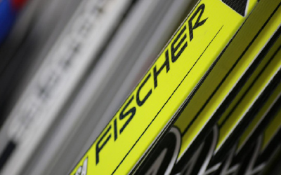 Detailaufnahme von Skiern im Skiverleih des Sporthauses Fischer.