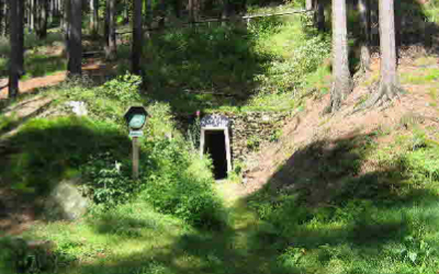 Stolleneingang des Besucherbergwerks Goldkronach im Wald.