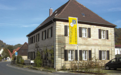 Museumsgebäude des Goldbergbaumuseums Goldkronach an der Straße.