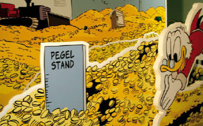 Comic-Szene aus dem Erika-Fuchs-Haus mit Dagobert Duck inmitten von Goldmünzen.