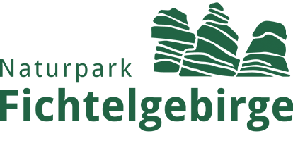 Logo Fichtelgebirge mit den drei Brüdern in stilisierter Bergformation und dem Schriftzug "Naturpark Fichtelgebirge".