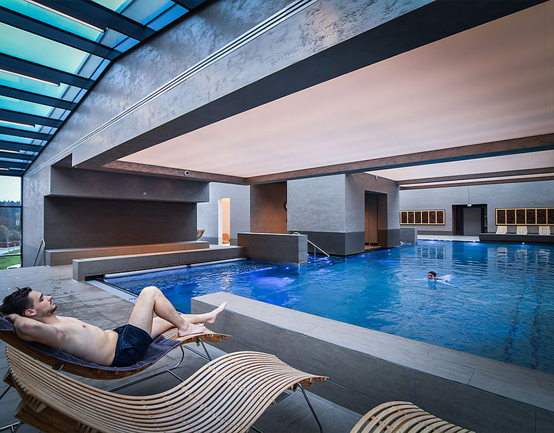 Innenpool im Gesundheitsbad Alexbad Bad Alexandersbad mit modernen Ruhebereichen.