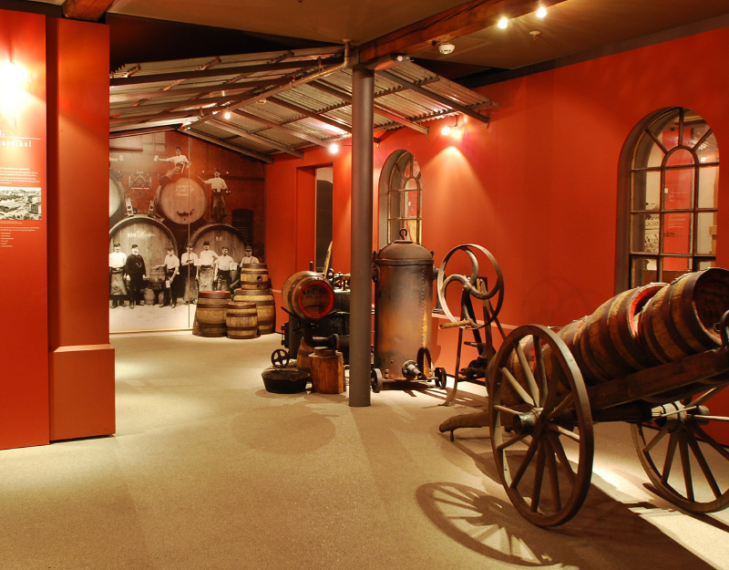 Ausstellung im Bayerischen Brauereimuseum Kulmbach mit historischen Braugeräten und Bierfässern.