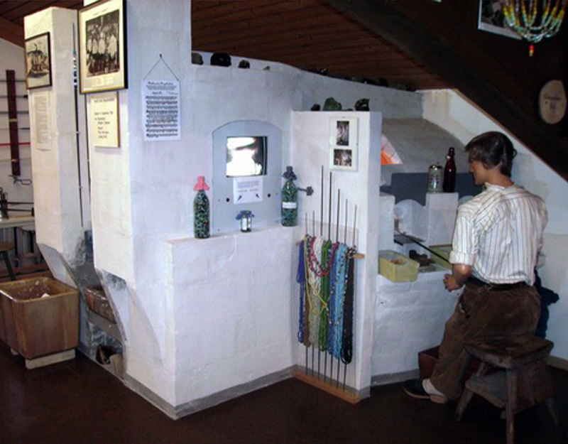 Ausstellung zur Glasherstellung im Glasmuseum Warmensteinach mit historischen Werkstätten.