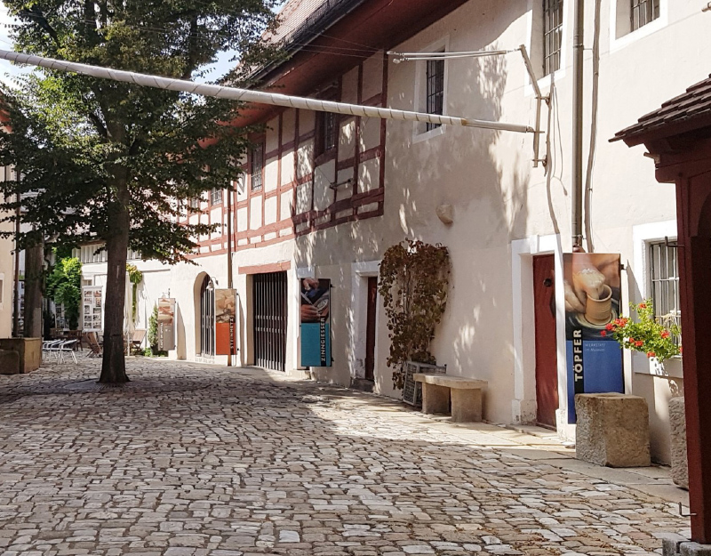 Innenhof und historische Gebäude des Fichtelgebirgsmuseums in Wunsiedel.