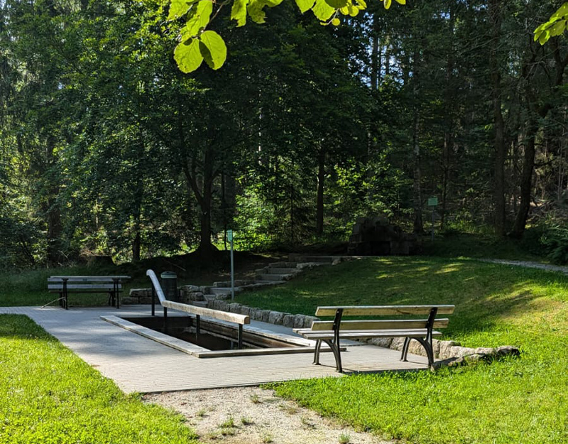 Kneippanlage Bischofsgrün in der Erlebnisregion zwischen Bischofsgrün und dem Waldrasthaus Karches iam Waldweg gelegen.
