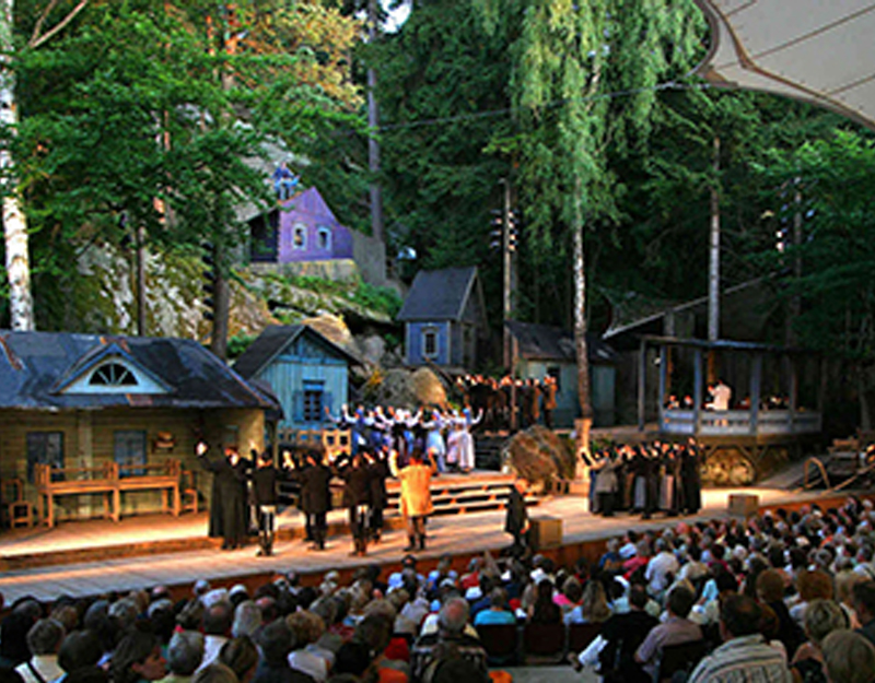 Freilichtbühne der Luisenburg-Festspiele mit Theateraufführung vor Publikum.