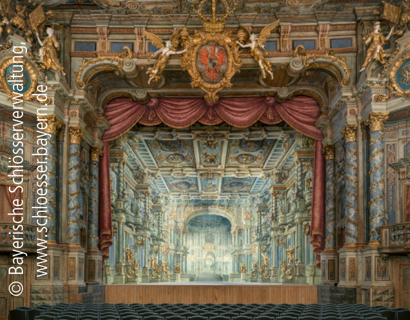 Historischer Zuschauerraum des Markgräflichen Opernhauses Bayreuth mit barocker Bühnenkulisse.