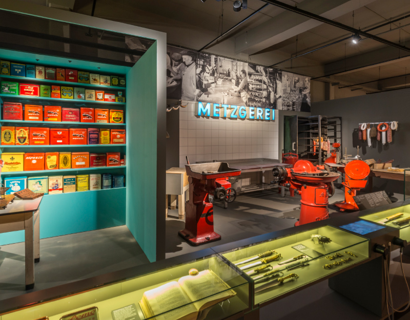 Ausstellung historischer Fleischereigeräte im Metzgereimuseum Kulmbach.