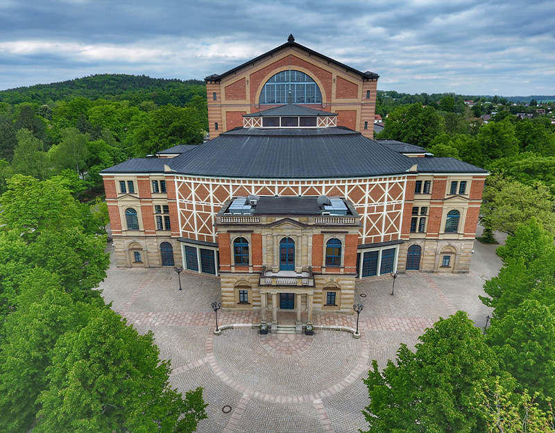 Luftaufnahme des Richard-Wagner-Festspielhauses Bayreuth.