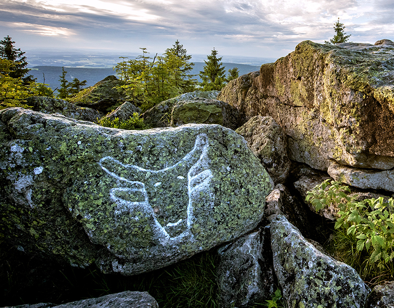 Felsformation am Ochsenkopf mit in Stein eingeritztem Ochsen-Symbol und Blick über das Fichtelgebirge.