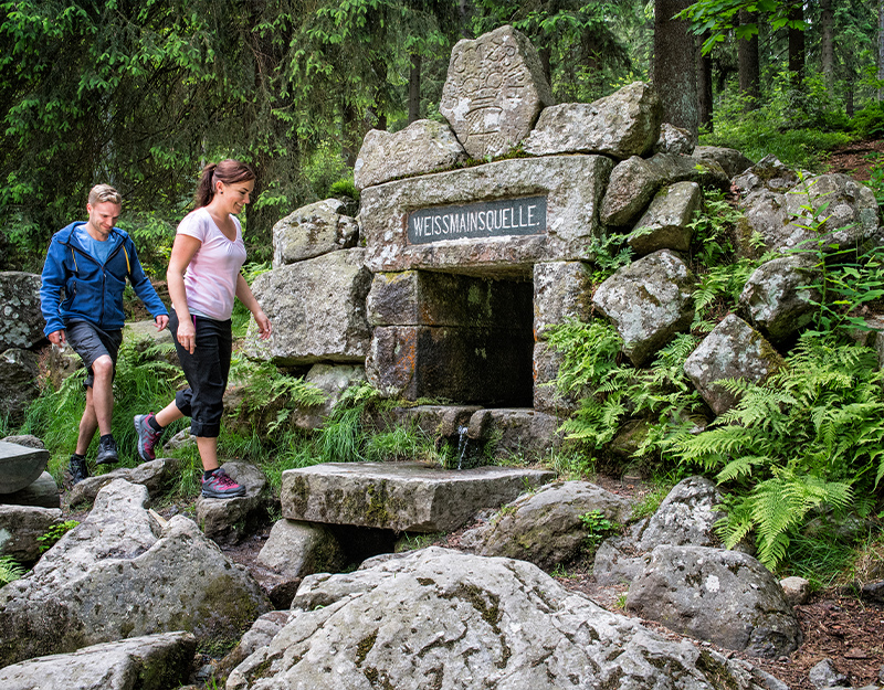 Wanderer an der Weißmainquelle im Fichtelgebirge
