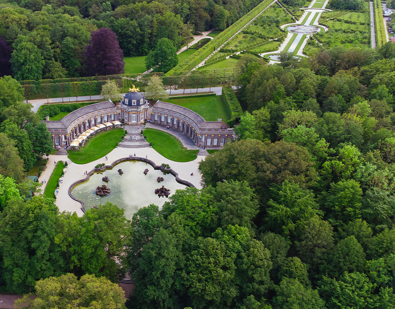 Luftaufnahme der barocken Parkanlage Eremitage Bayreuth mit Orangerie, Wasserspielen und weitläufigen Gartenachsen.