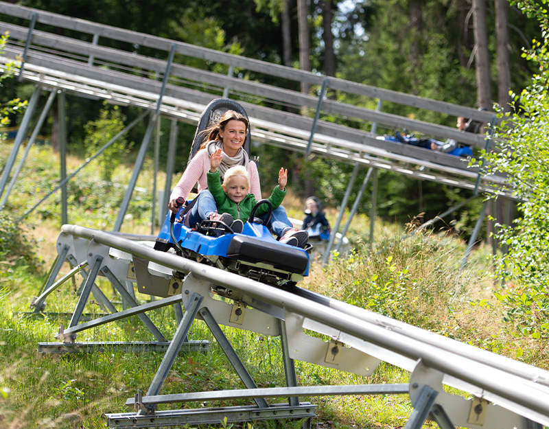 Mutter und Kind fahren Alpine Coaster am Ochsenkopf