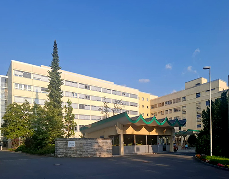 Außenansicht der Höhenklinik in Bischofsgrün mit Eingangsbereich und umgebender Natur.