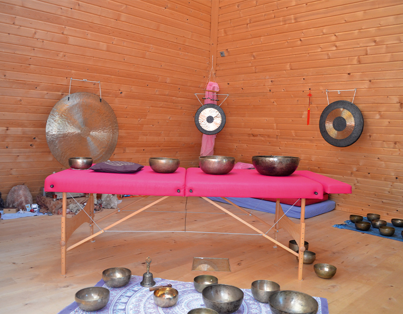 Klangmassage in der Klangpyramide mit mehreren Klangschalen.