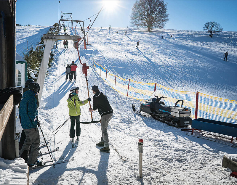 Skifahrer steigen am Gehrenlift in Bischofsgrün in den Schlepplift ein.