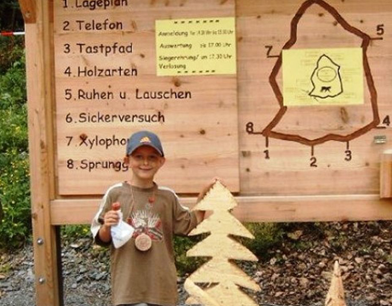Kind am Walderlebnispfad mit Infotafel im Fichtelgebirge