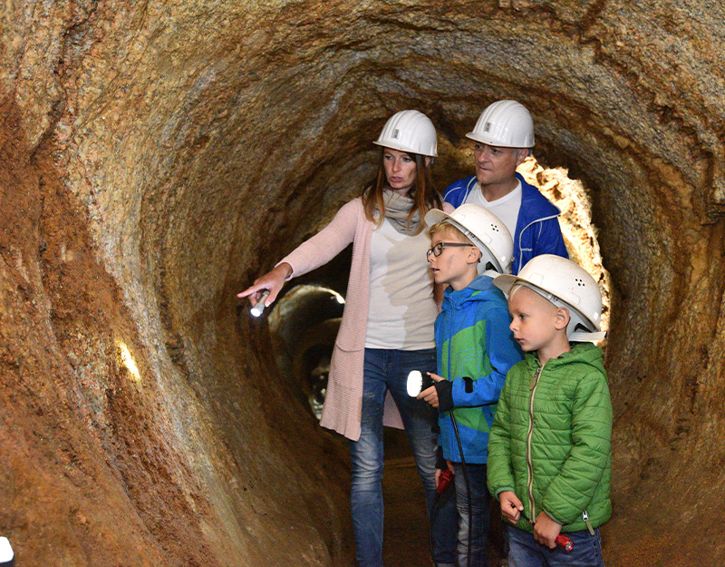 Familie mit Schutzhelmen im Besucherbergwerk Gleissinger Fels