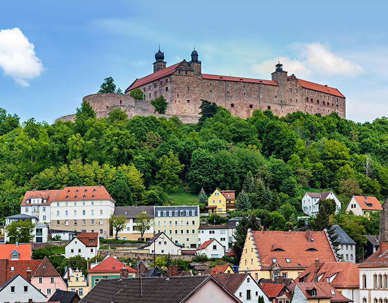 Die Plassenburg thront über Kulmbach mit historischer Altstadt im Vordergrund