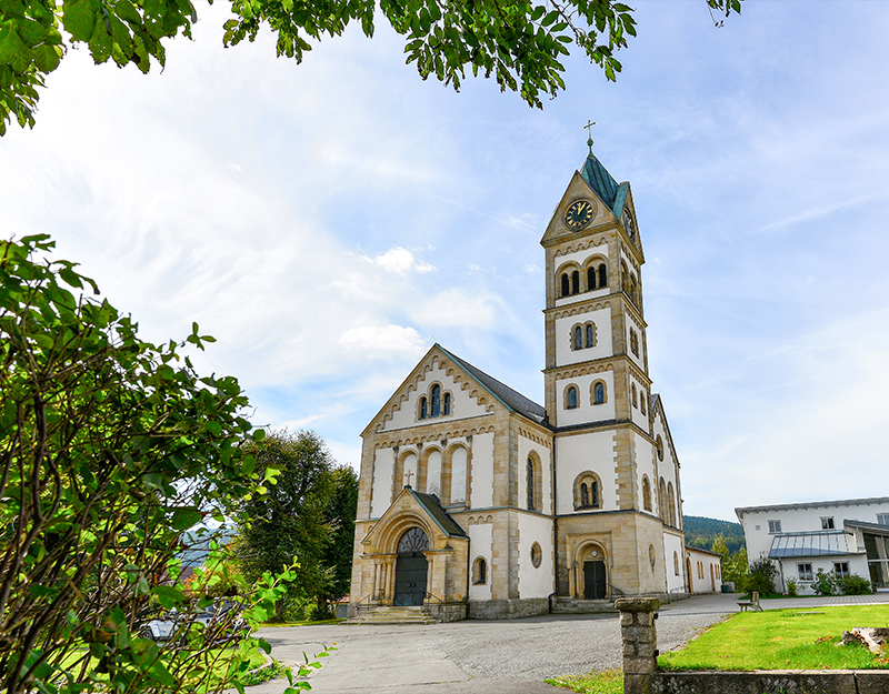 Pfarrkirche in Mehlmeisel mit Turm und Vorplatz.