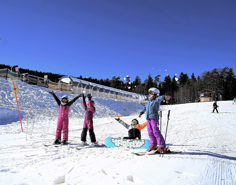 Kinder haben Spaß auf der flachen Skipiste im Familienland Mehlmeisel