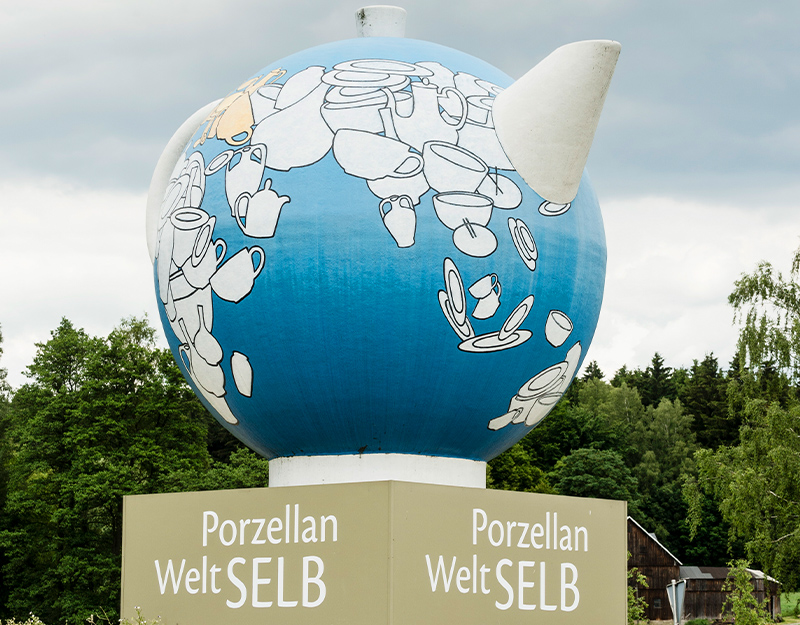 Große Porzellankannen-Skulptur „Porzellanwelt Selb“ als Wahrzeichen der Stadt.