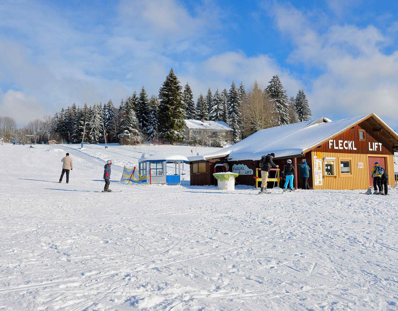 Skifahrer am Fleckllift in Warmensteinach auf verschneiter Piste
