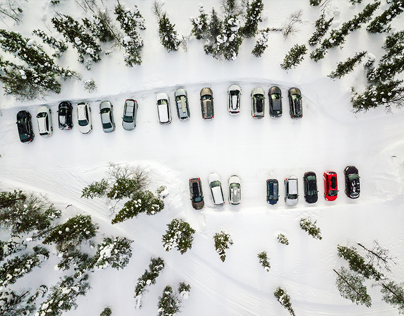 Luftaufnahme von verschneiten Parkplätzen nahe Skigebiet im Fichtelgebirge.