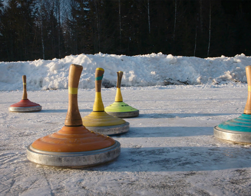 Eisstöcke auf gefrorener Eisfläche beim Eisstockschießen.