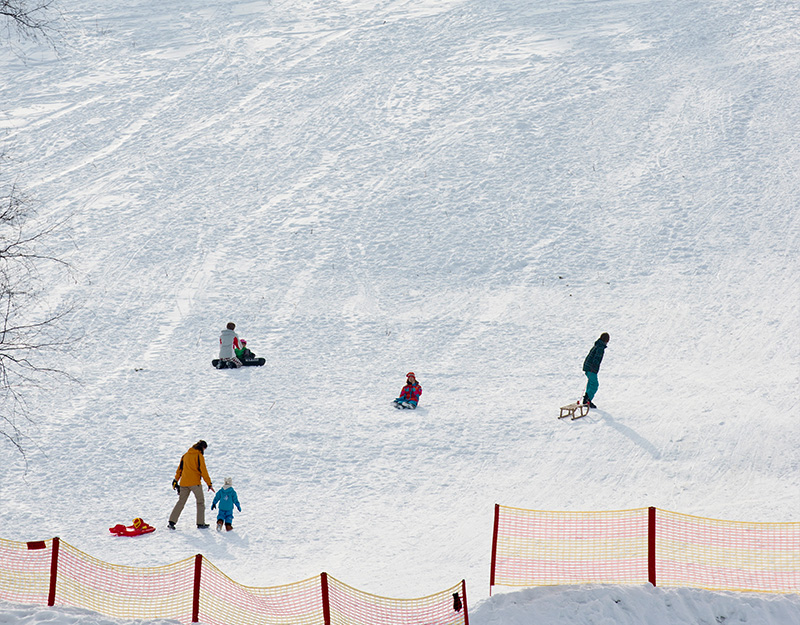 Familien am Rodelhang am Lattalift in Bischofsgrün