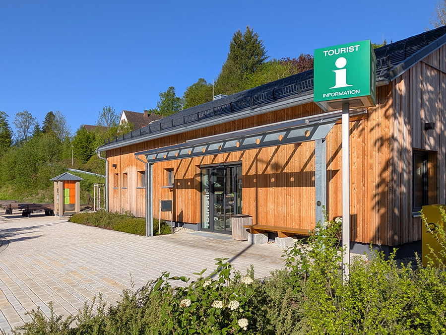 Tourist-Information Warmensteinach in modernem Holzgebäude