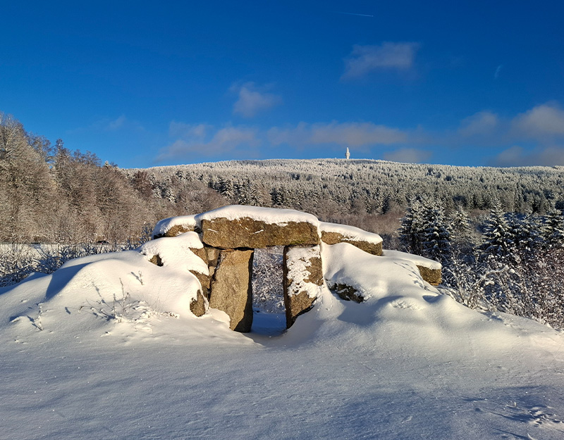 Steintor-Felsformation im Winter in Bischofsgrün mit Blick zum höchsten Berg im Fichtelgebierge, dem Schneeberg (1051m)