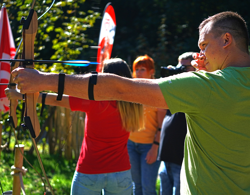 Teilnehmer beim 3D-Bogenschiessen im Wald bei Bischofsgrün