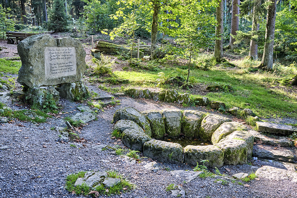Steinerne Quellfassung der Egerquelle im Wald