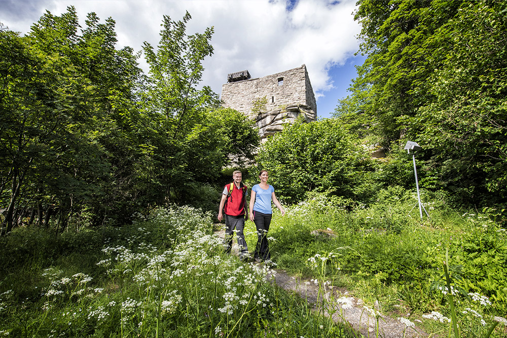 Wanderer unterhalb der Burgruine Epprechtstein