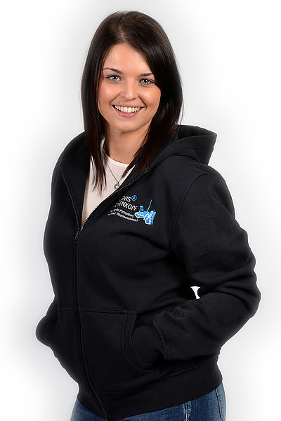 Frau indunkelblauer Kapuzenjacke mit Erlebnis-Ochsenkopf-Logo.