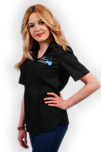 Frau trägt schwarze Bluse mit gesticktem Erlebnis-Ochsenkopf-Logo.