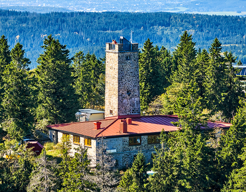 Aussichtsturm Asenturm auf dem Ochsenkopf mit Panoramablick über Wälder und Mittelgebirgslandschaft.