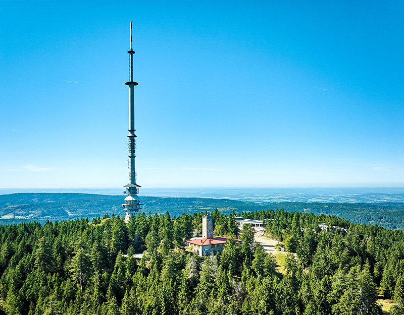 BR-Sendeturm auf dem Ochsenkopf, hoch aufragend über den Wäldern des Fichtelgebirges.