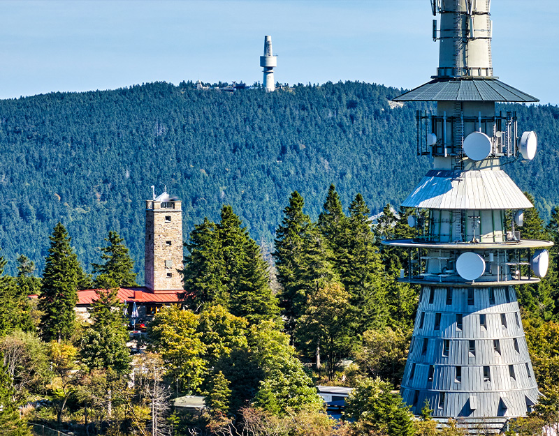 Blick vom Ochsenkopf zum gegenüberliegenden Schneeberg im Fichtelgebirge.