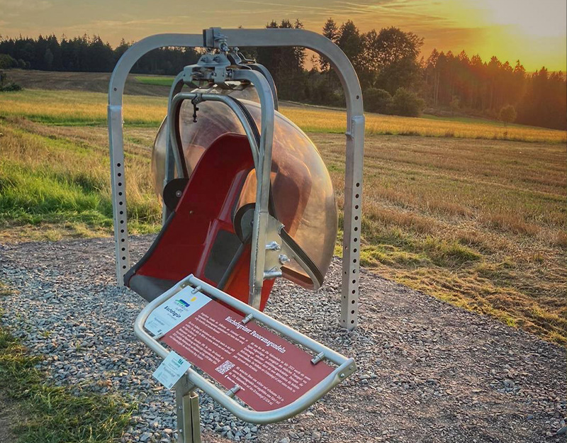 Panoramagondel (2-Sitzer) der alten Ochsenkopf-Seilbahn bei Sonnenuntergang aufgestellt in Bischofsgrün als Sitzgelegenheit mit Blick in die Landschaft
