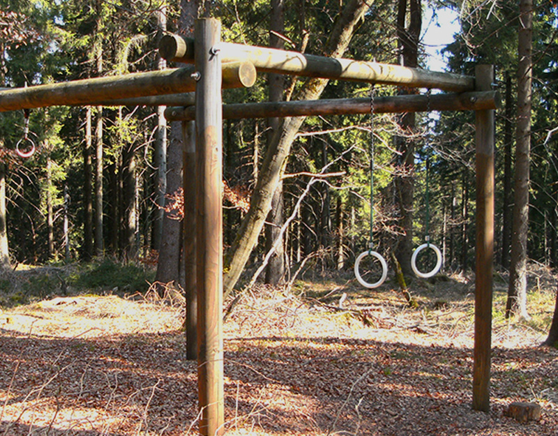 Turn- und Kletterstation mit Ringen am Trimmpfad im Wald von Mehlmeisel